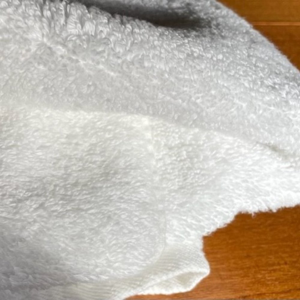 PLUSH WHITE BROOKLINEN BATH TOWEL 38 ½ in. x 62 in. Like New + TOTE BAG - Picture 5 of 9